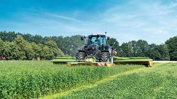 Trattore al lavoro nei campi della Sardegna